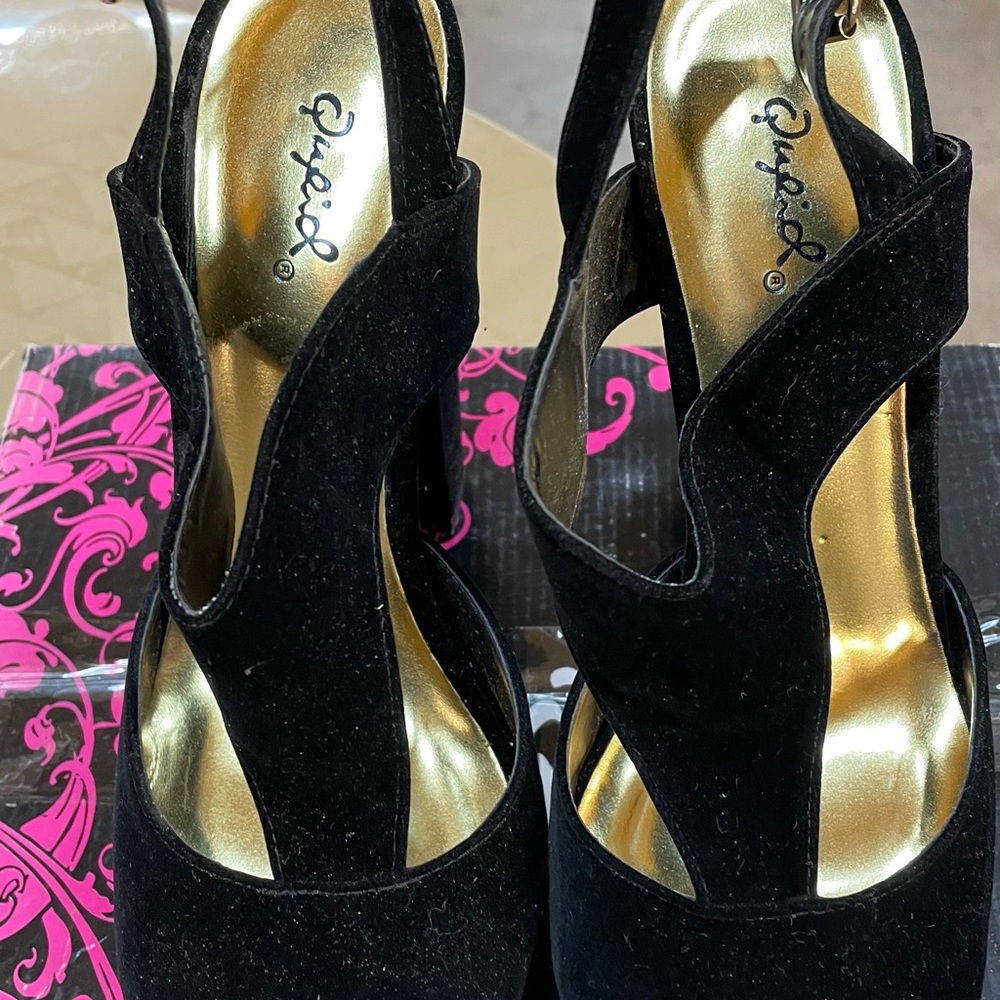 Quest size 9 black velvet 4&1/2” heels